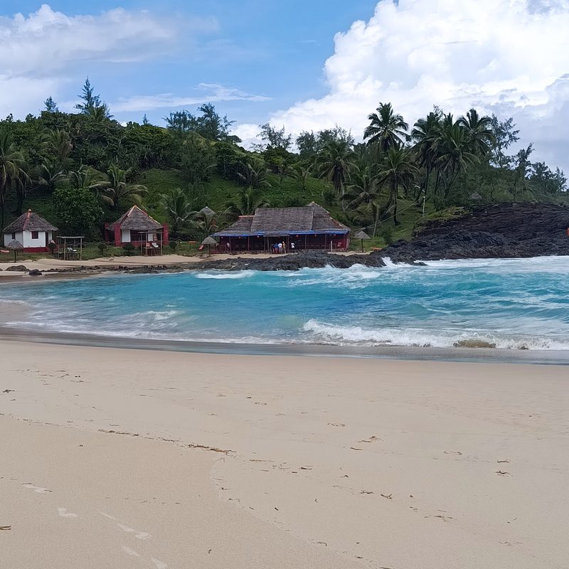 Bungalows au toit de palmes en bord de plage, à Sainte-Marie