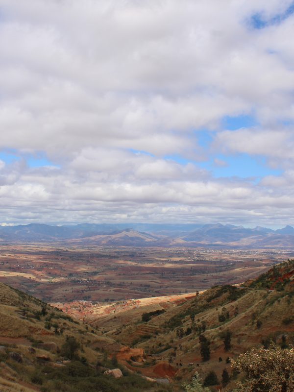 Grande vallée des Hautes Terres malgaches sous un ciel nuageux