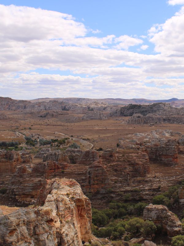 Formations rocheuses et canyons de l'Isalo sous un ciel lumineux