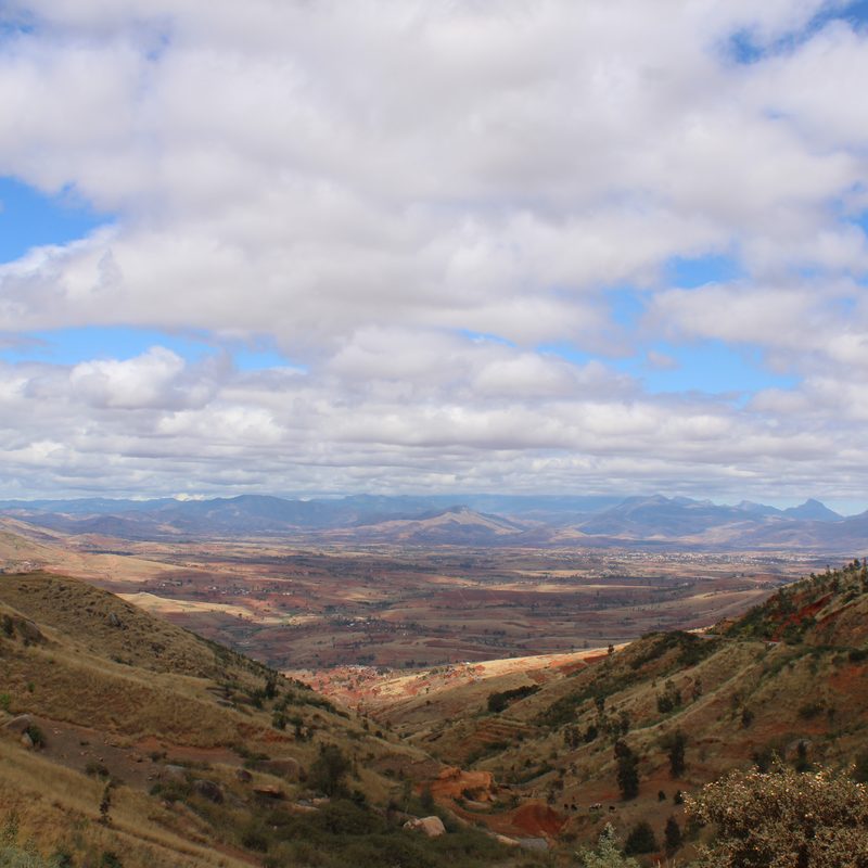 Vallée des Hautes Terres vers Ambalavao, sous un ciel nuageux